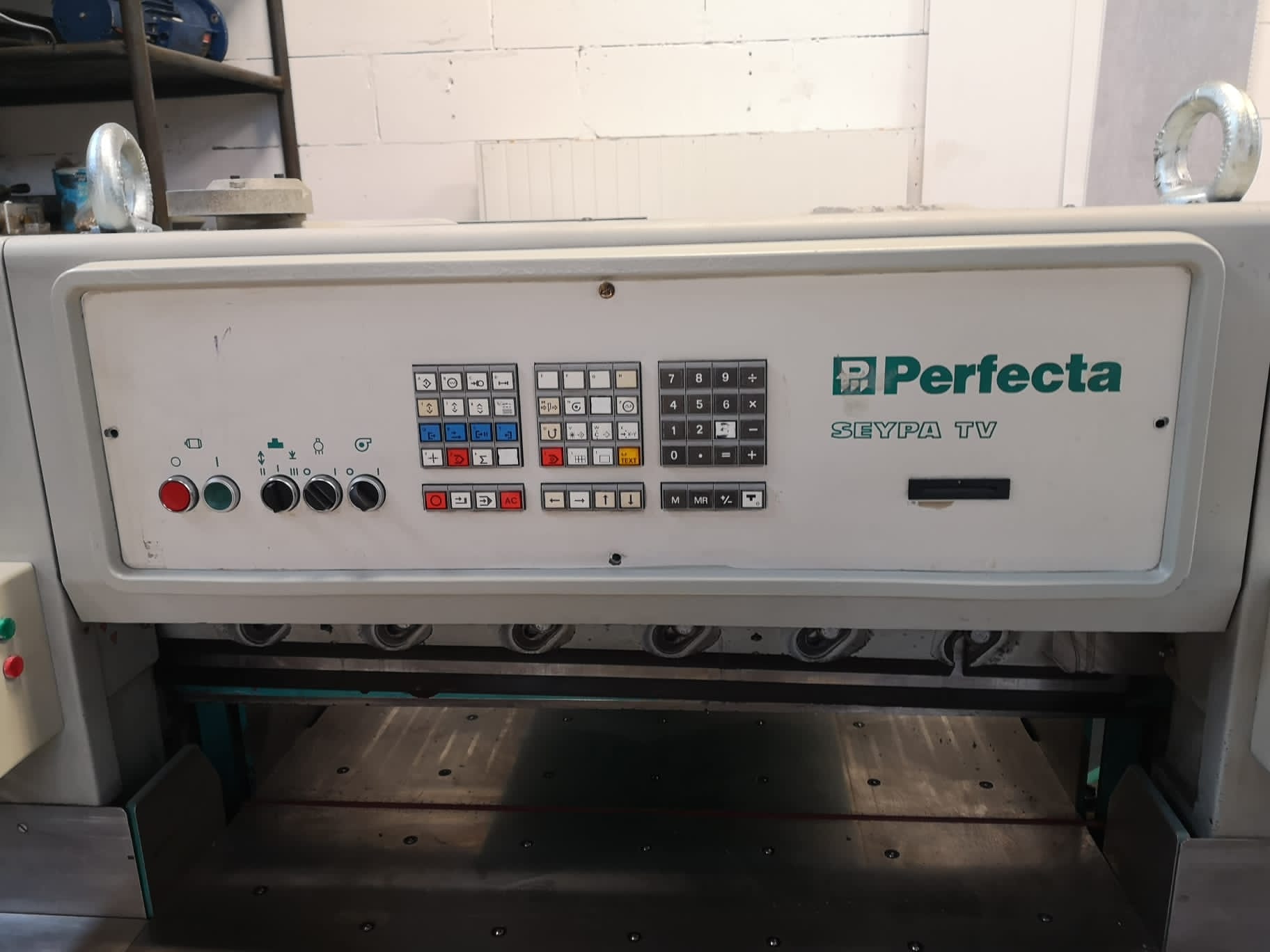 Perfecta 92-TV-2-Monitor Paper/Sheet Cutting Machines Used Machinery for sale