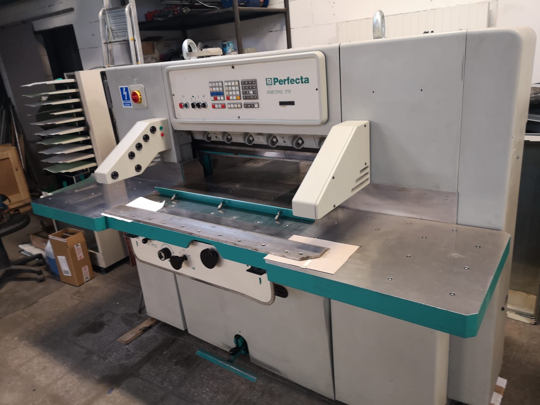 Perfecta 92-TV-2-Monitor Paper/Sheet Cutting Machines Used Machinery for sale